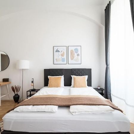 Neat Studio Steps To Center By Hm Vienne Extérieur photo