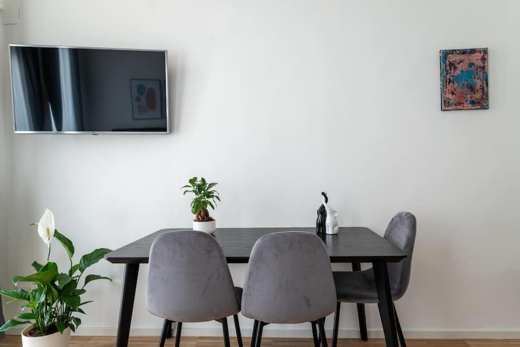 Neat Studio Steps To Center By Hm Vienne Extérieur photo